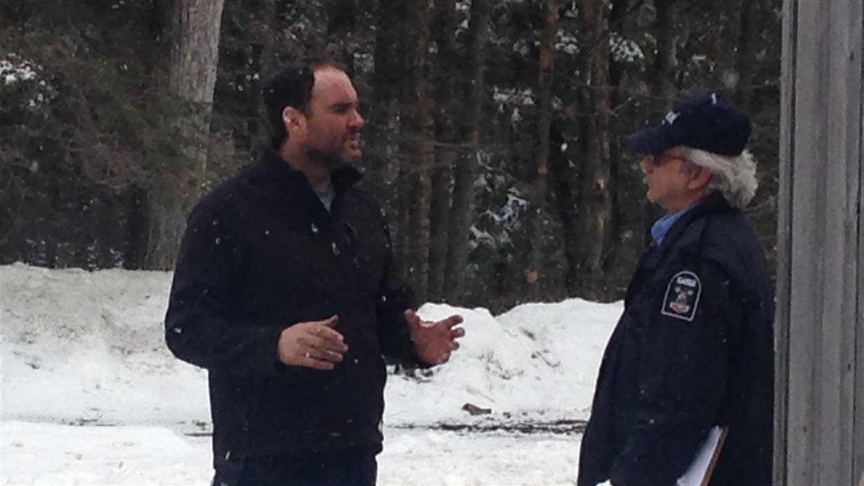Daniel Gaudreau, producteur récalcitrant de Scotstown, discute avec un agent de sécurité de la Fédération des producteurs acéricoles du Québec