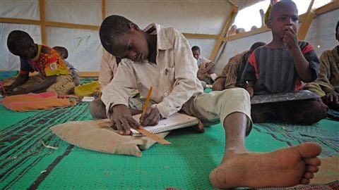 Des enfants nigérians réfugiés au Tchad vont à l'école, où ils apprennent le français. 