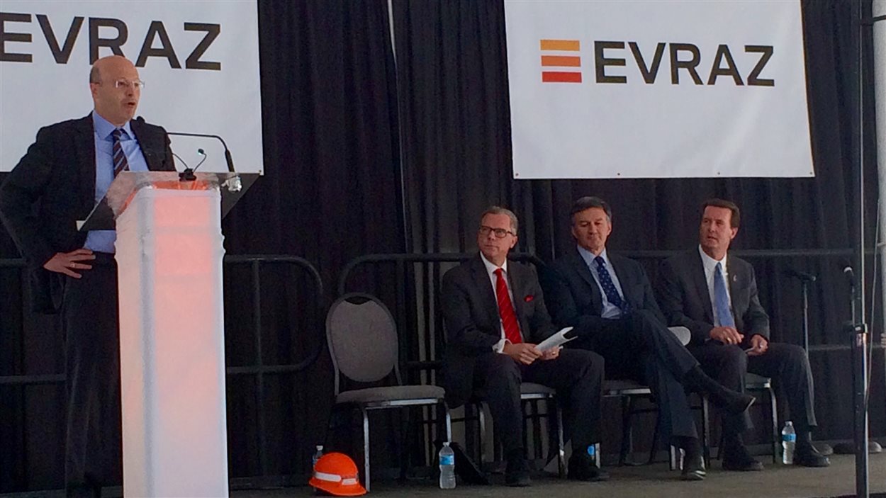 L'entreprise EVRAZ annonce un investissement de 200 millions de dollars à son usine de Regina et un partenariat avec Enbridge pour la recherche.