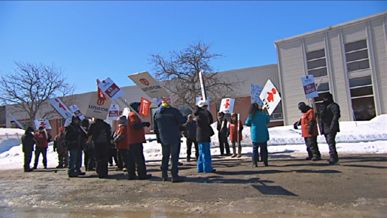 Des travailleurs en grève chez Delastek à Shawinigan