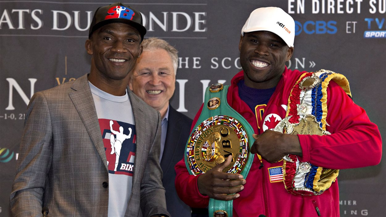 Sakio Bika et Adonis Stevenson souriant en attendant le son de la cloche.