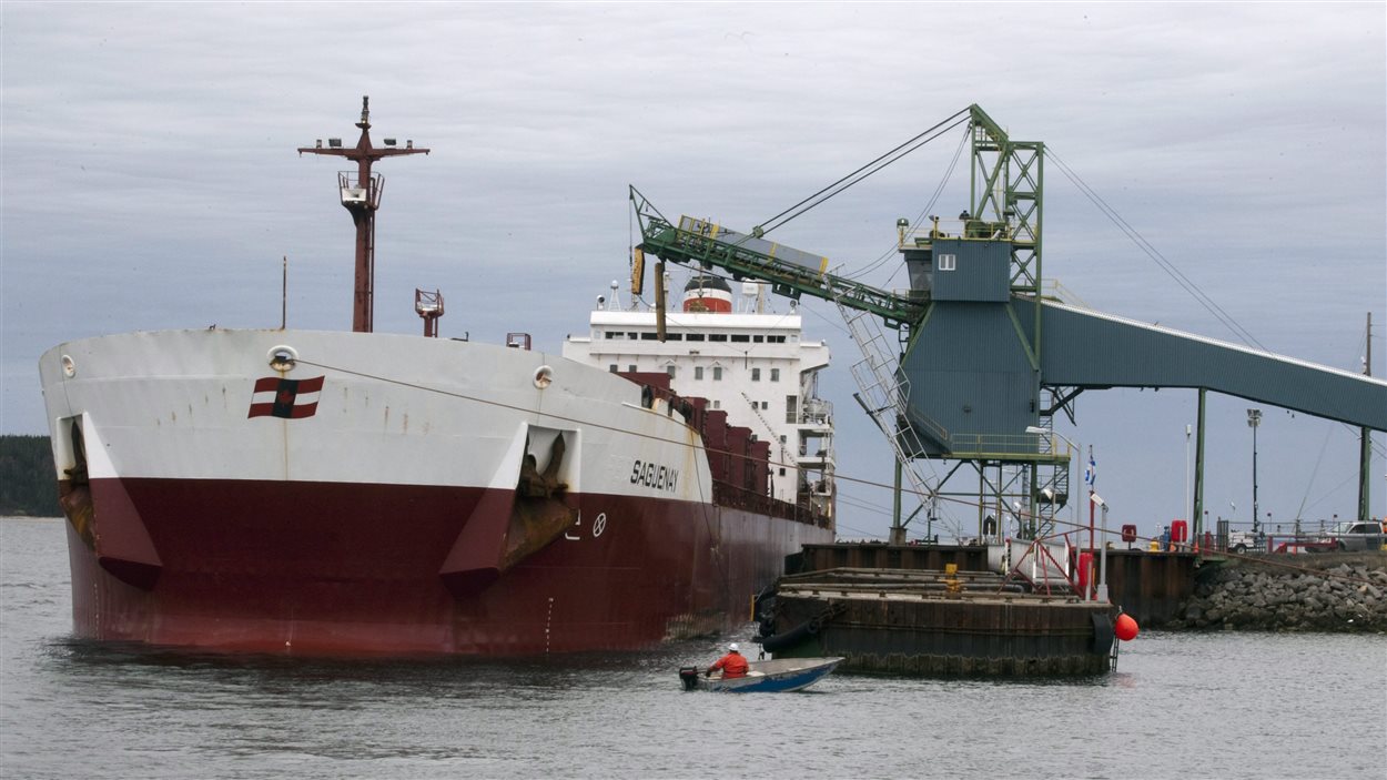 Chargement de minerai dans un navire à Havre-Saint-Pierre, sur la Côte-Nord.