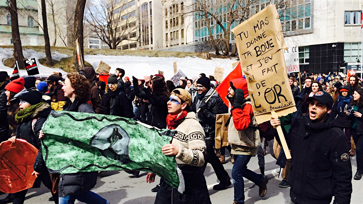 Les étudiants manifestent contre l'austérité dans le centre-ville de Montréal.
