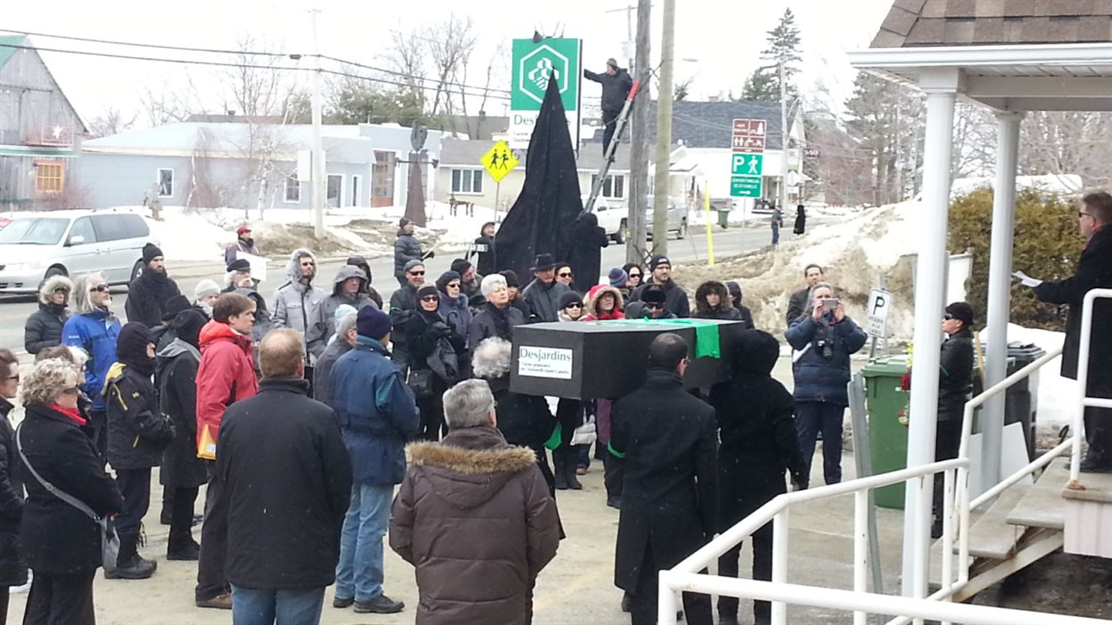 Des citoyens manifestent contre la fermeture de la Caisse Desjardins à Saint-Camille.
