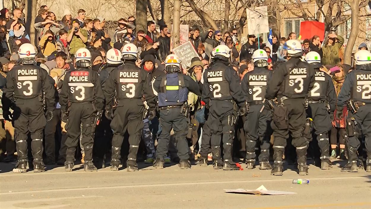 L'escouade tactique du SPVM fait face aux manifestants, qui longtemps après la fin du rassemblement, restent sur les lieux.