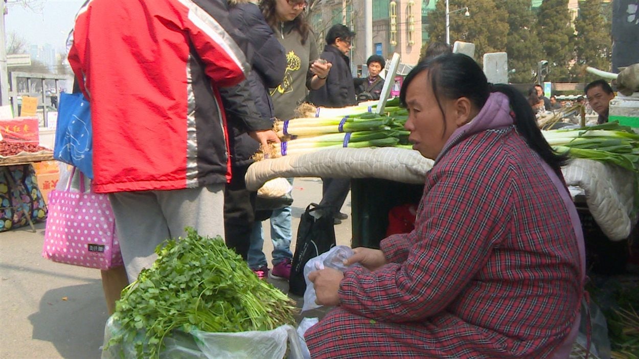 Une femme dans un marché en Chine.