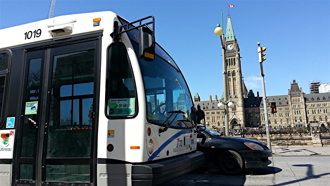 Un autobus de la STO devant le parlement d'Ottawa. (03-04-15)