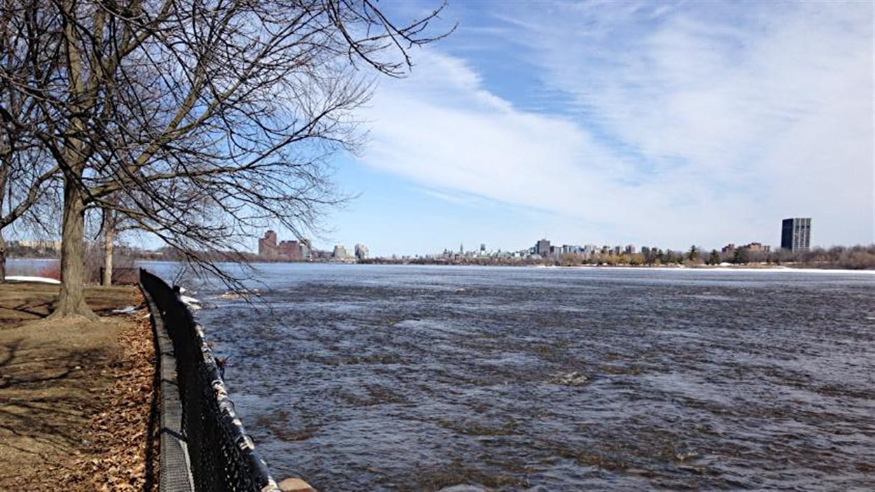 La rivière des Outaouais, avec en arrière plan, le centre-ville de Gatineau (à gauche) et celui d'Ottawa (à droite).