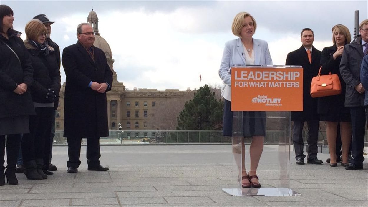 La chef du NPD albertain Rachel Notley annonce le lancement de la campagne électorale de son parti deant l'édifice de l'Assemblée législative à Edmonton le 7 avril 2015.