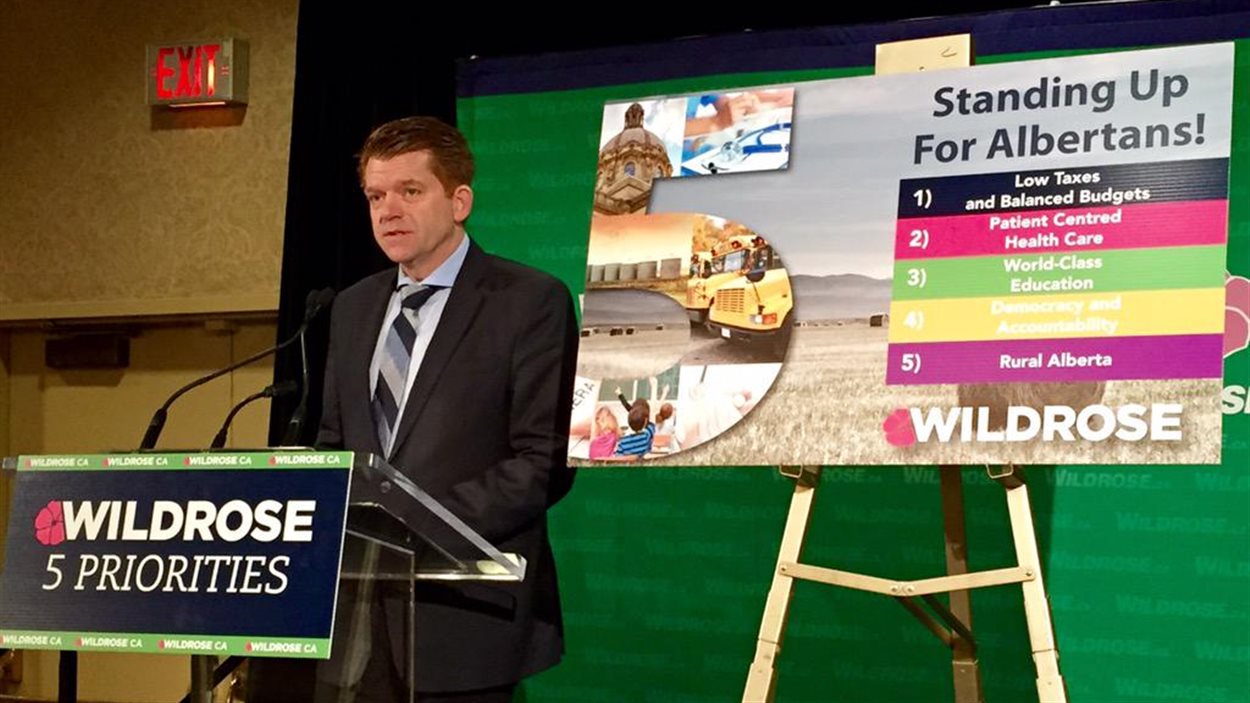Le chef Brian Jean présente les cinq enjeux principaux de la campagne selon le Wildrose. Mercredi 8 avril 2015.