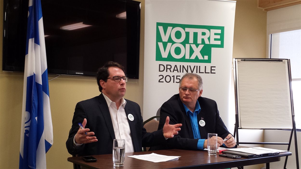 Bernard Drainville, candidat dans la course à la direction du Parti québécois, accompagné par Gilles Chapadeau, ex-député péquiste de Rouyn-Noranda-Témiscamingue (à droite)