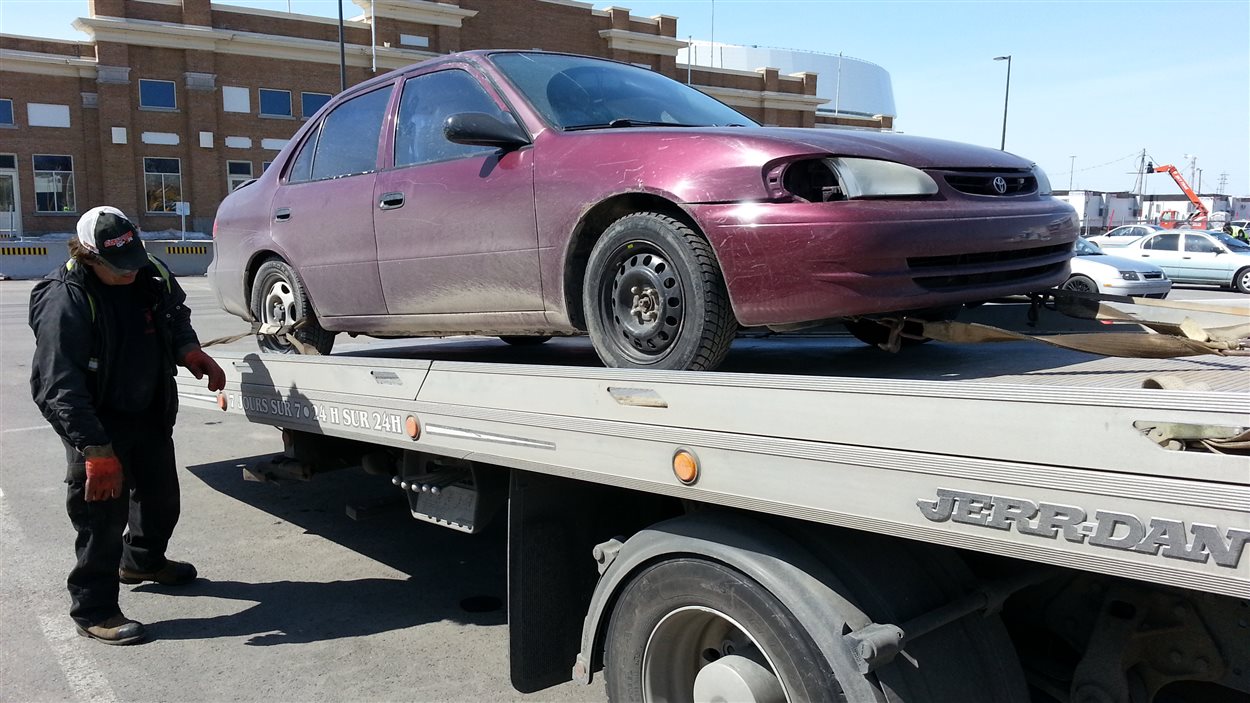 Une voiture se fait remorquer.