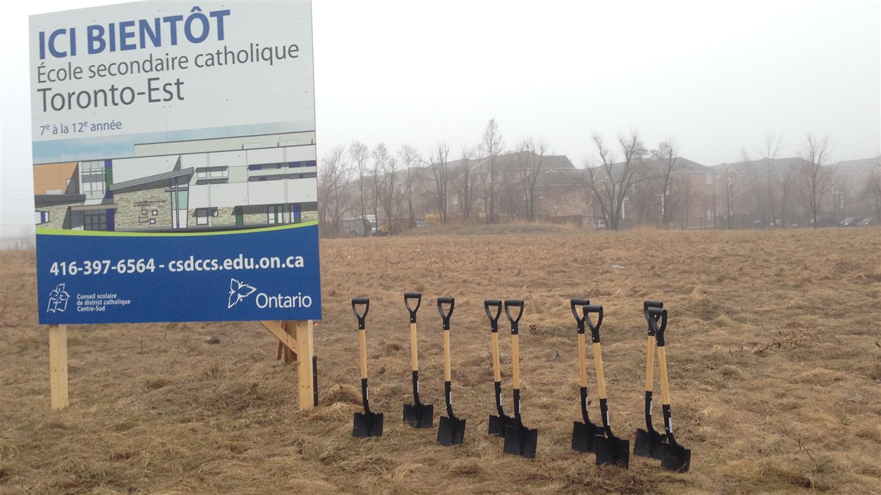 Première pelletée de terre d'une nouvelle école secondaire catholique à Scarborough