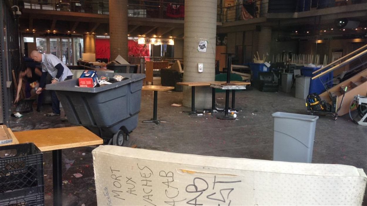 Des préposés font le ménage au pavillon J.-A. DeSève.