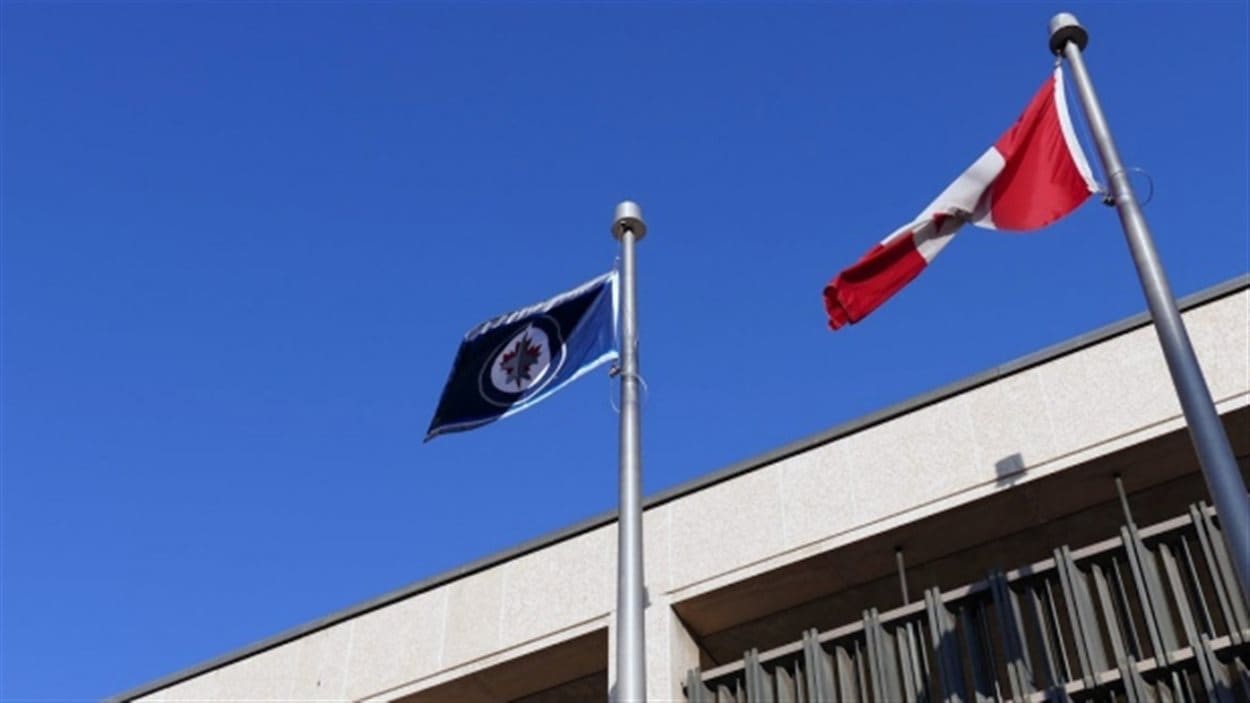 Le drapeau des Jets a été hissé devant l'Hôtel de Ville de Winnipeg.