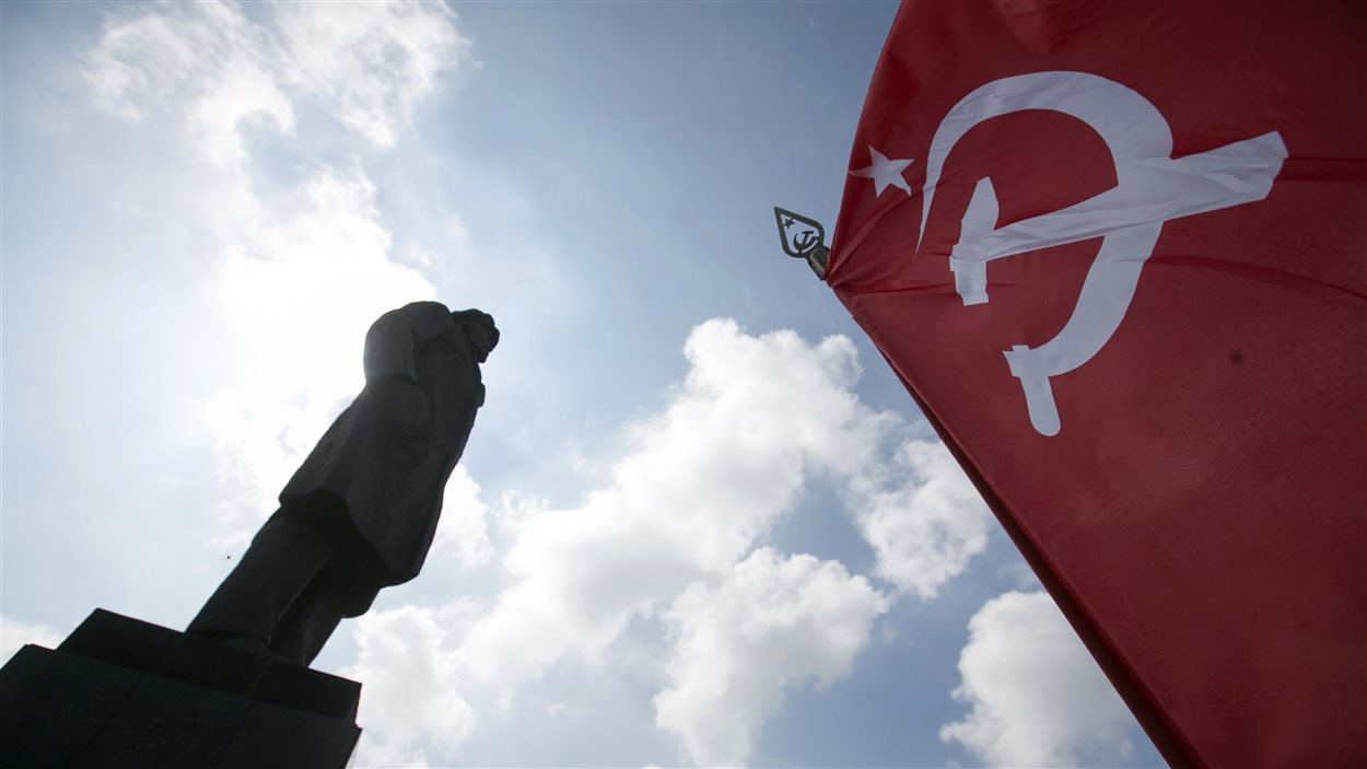 Le drapeau soviétique flotte lors d'une manifestation à Slaviansk, devant le statue de Lenine.