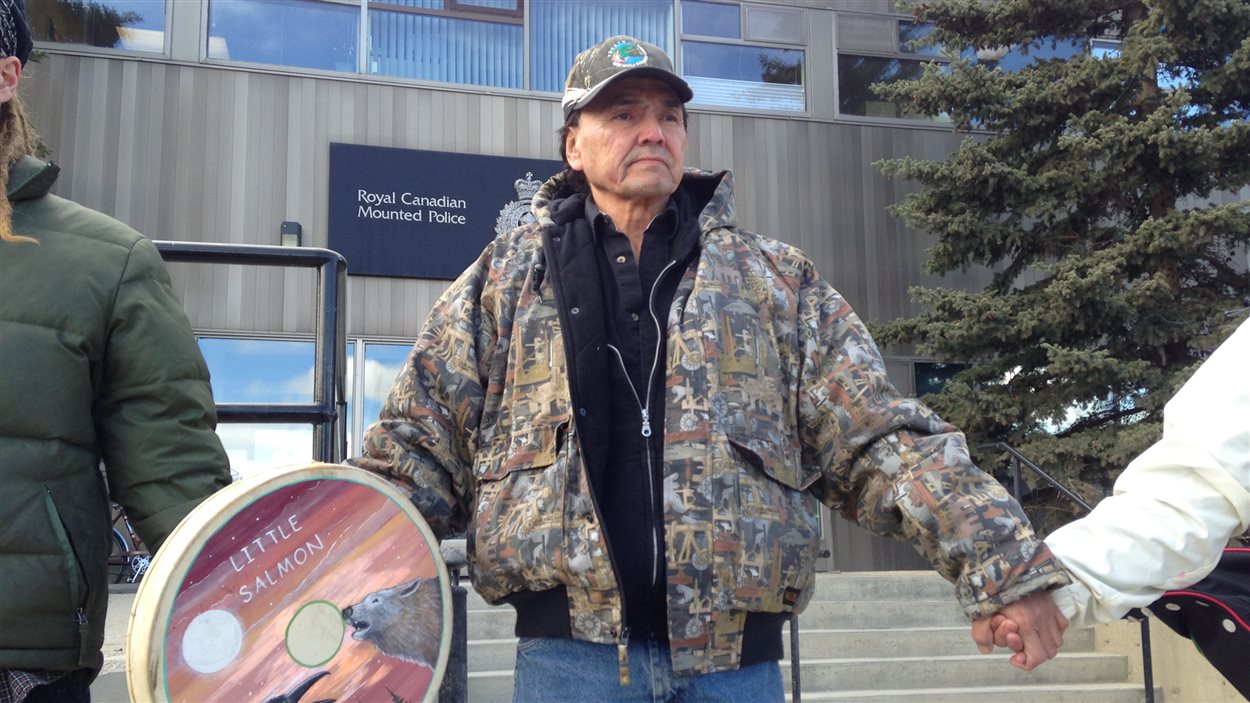 Eddie Skookum, père de Josh Skookum, lors d'une manifestation devant les bureaux de la GRC à Whitehorse