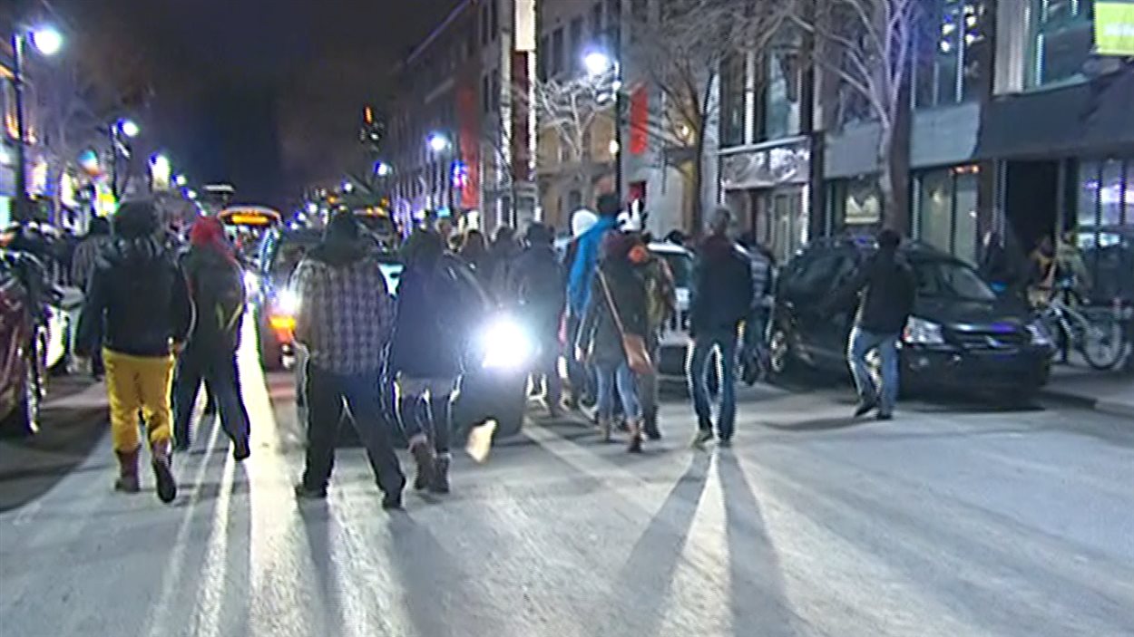 Des manifestants ont déambulé dans le sens contraire de la circulation.