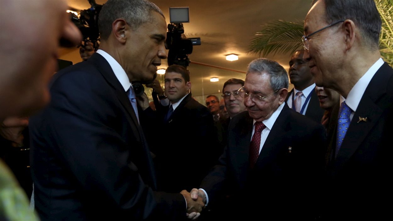 Le président américain Barack Obama serre la main de son homologue cubain, Raul Castro, sous les yeux du secrétaire général des Nations unies, Ban Ki-moon.