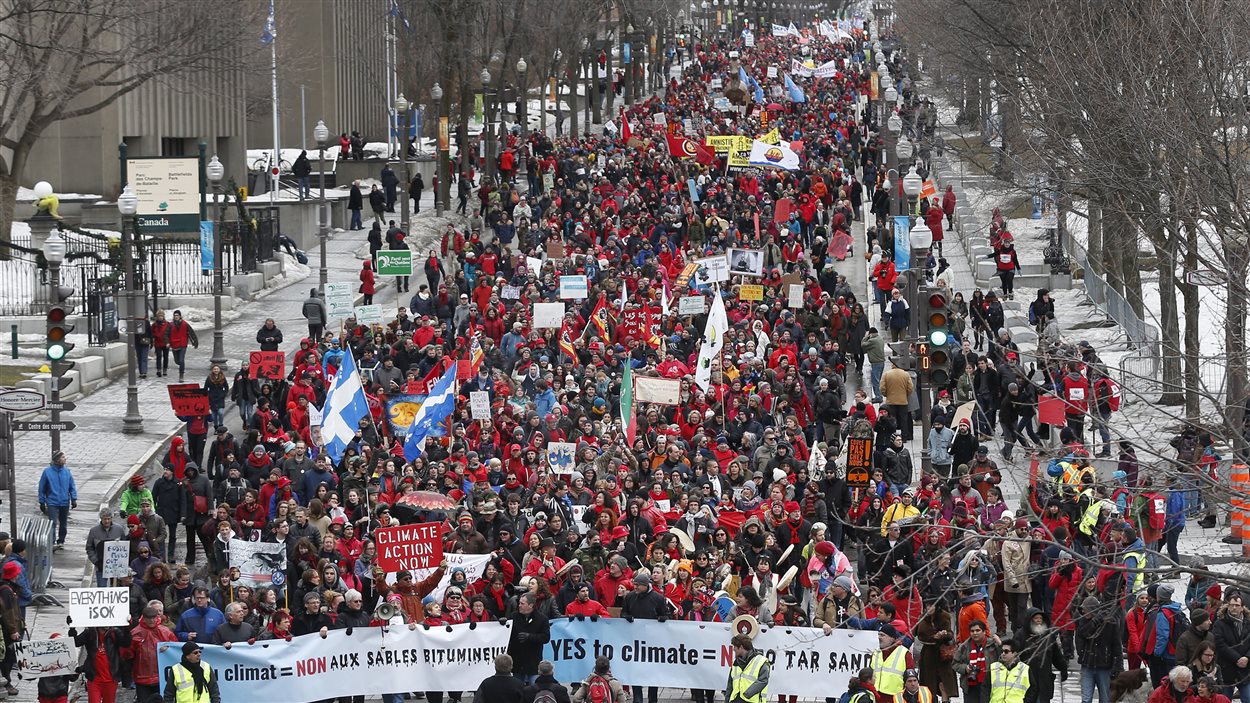 Des dizaines de milliers de personnes ont marchés dans les rues de Québec, le 11 avril 2015 lors de la Marche Action-Climat.