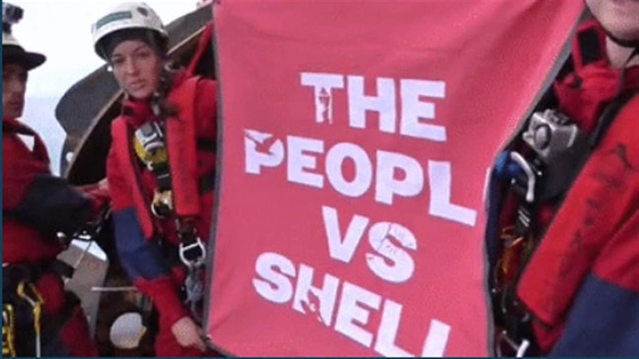 Des militants du groupe Greenpeace sur la plateforme de forage louée par Royal Dutch Shell pour mener des forages exploratoires au large de l'Alaska.
