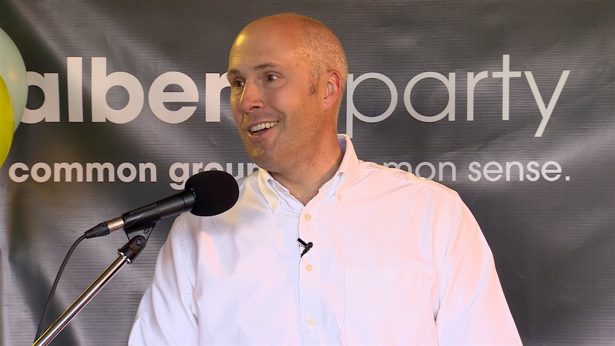 Le chef du Parti albertain Greg Clark lors du lancement officiel de la campagne de son parti à Calgary, samedi le 11 avril 2015.