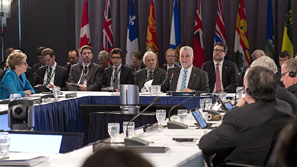 Le premier ministre du Québec, Philippe Couillard, accueille une partie de ses homologues provinciaux et des territoires à l'occasion d'une rencontre sur les changements climatiques à Québec.