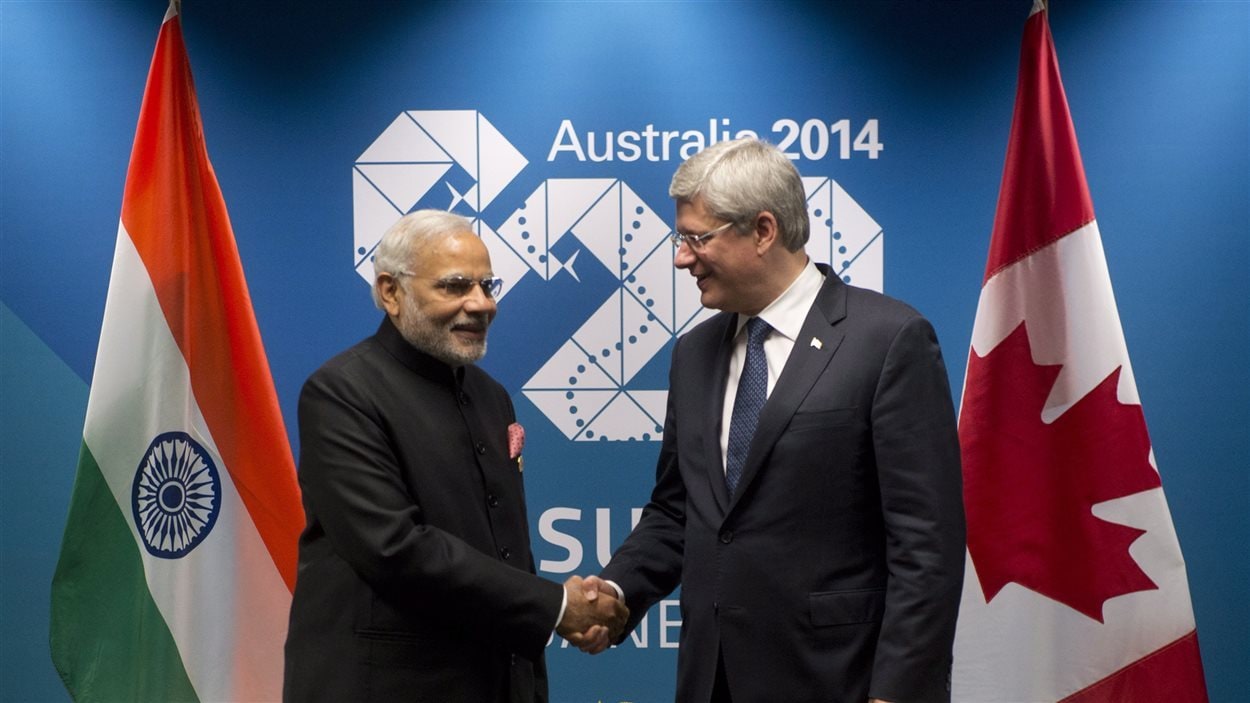 Le premier ministre indien, Narendra Modi, serrant la main de Stephen Harper au Sommet du G20 à Brisbane le 15 novembre 2014.