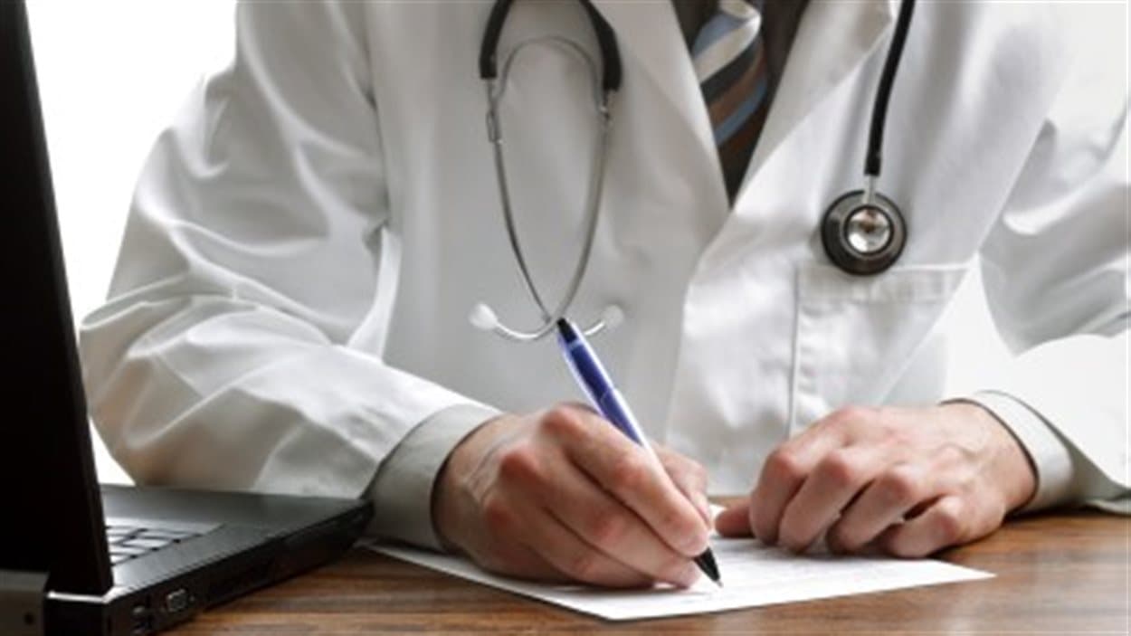 Un médecin rédige une ordonnance