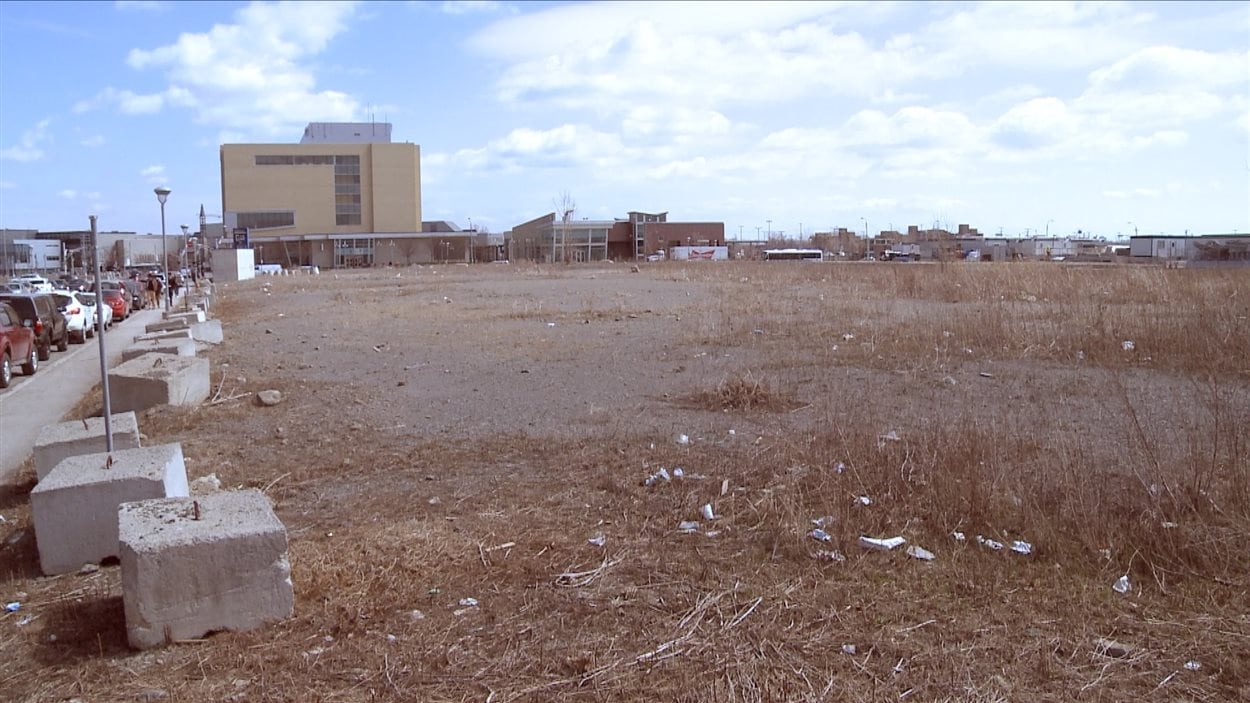 Un projet de plus de 400 millions de dollars est en préparation sur ce terrain de Laval, situé à l'ouest du métro Montmorency et au nord de la future Place Bell.