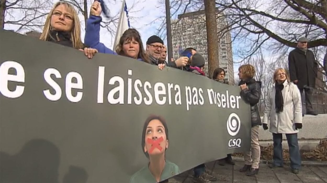 Plusieurs personnes manifestent ce matin contre l'adoption prochaine du baîllon par le gouvernement Couillard.