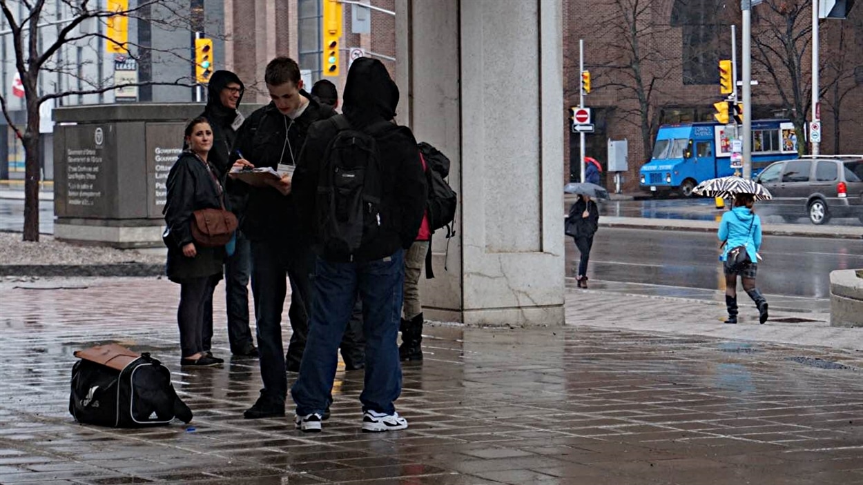 Malgré la pluie et le temps frais, des bénévoles continuent de parcourir les rues d'Ottawa pour recenser les sans-abri. (20-04-15)