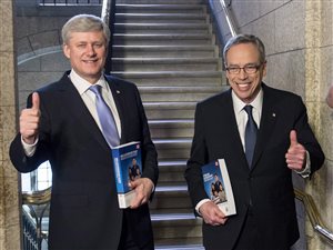 Le premier ministre Stephen Harper et son ministre des Finances Joe Oliver présentent leur budget 2015