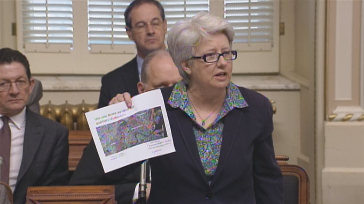 Carte à la main, Agnès Maltais montre la voie qu’emprunterait un train chargé de pétrole qui circulerait à destination de la baie de Beauport.
