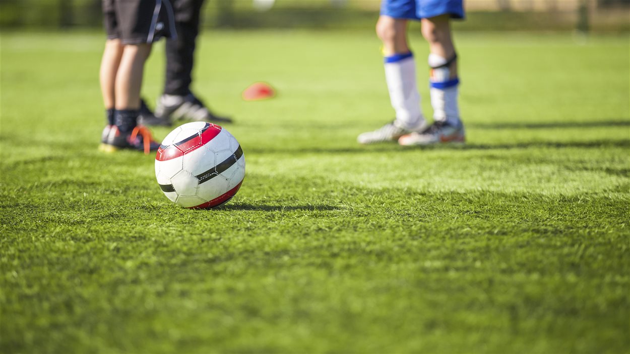 Des jeunes jouent au soccer