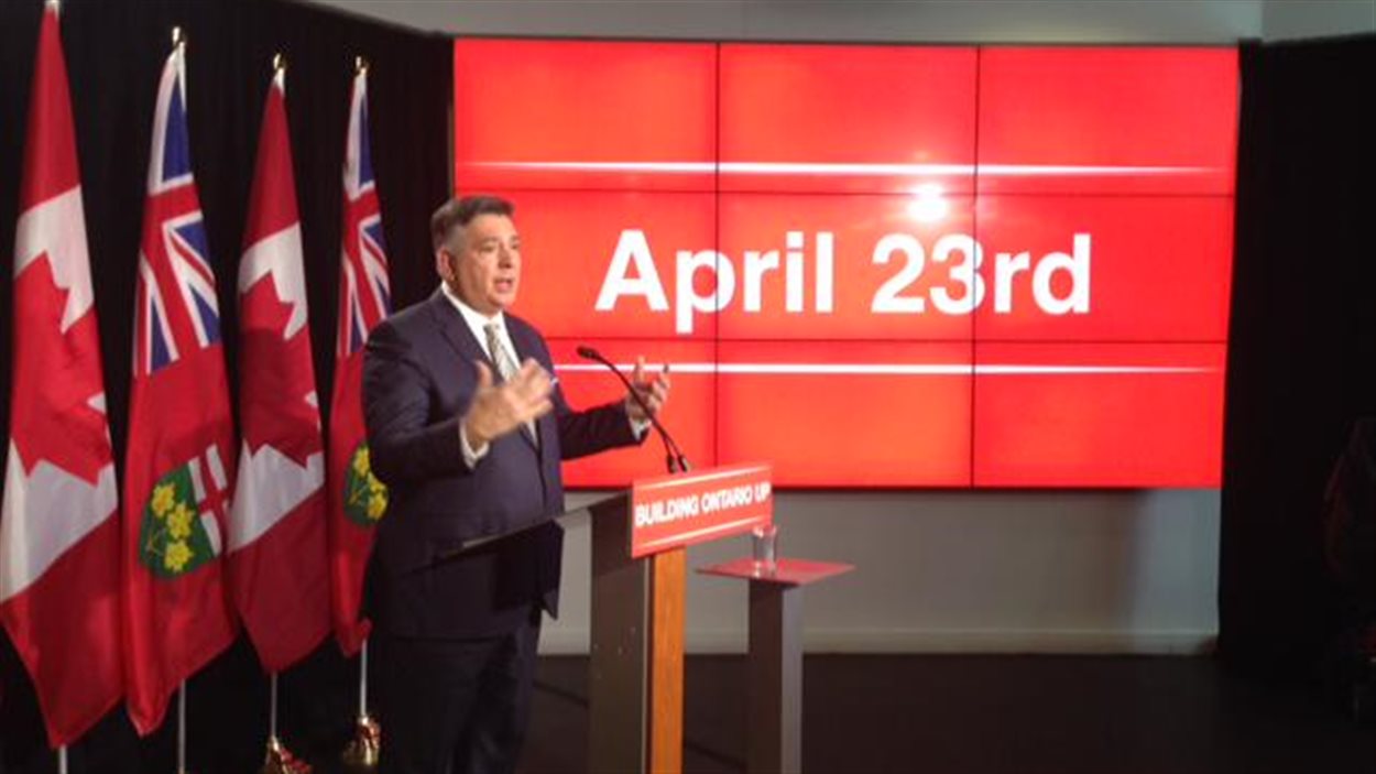 Charles Sousa, le ministre des Finances de l'Ontario présente le budget 2015.