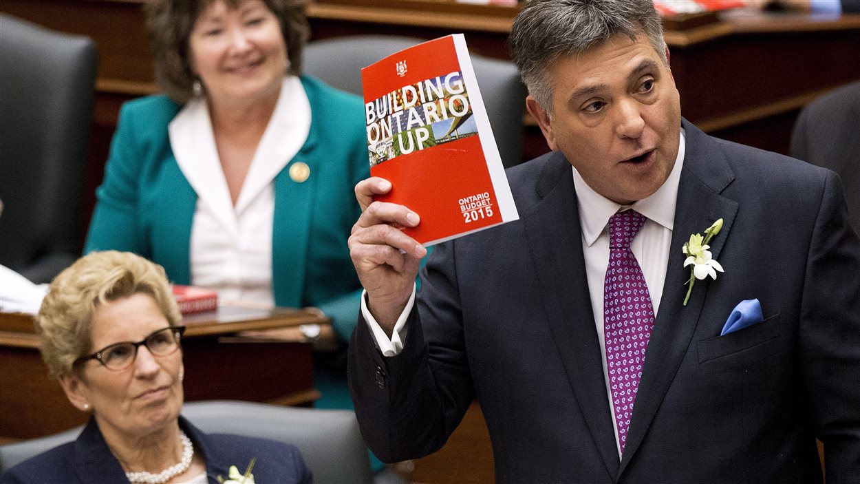 Le ministre des Finances de l'Ontario, Charles Sousa, présente le budget à l'Assemblée législative, jeudi.