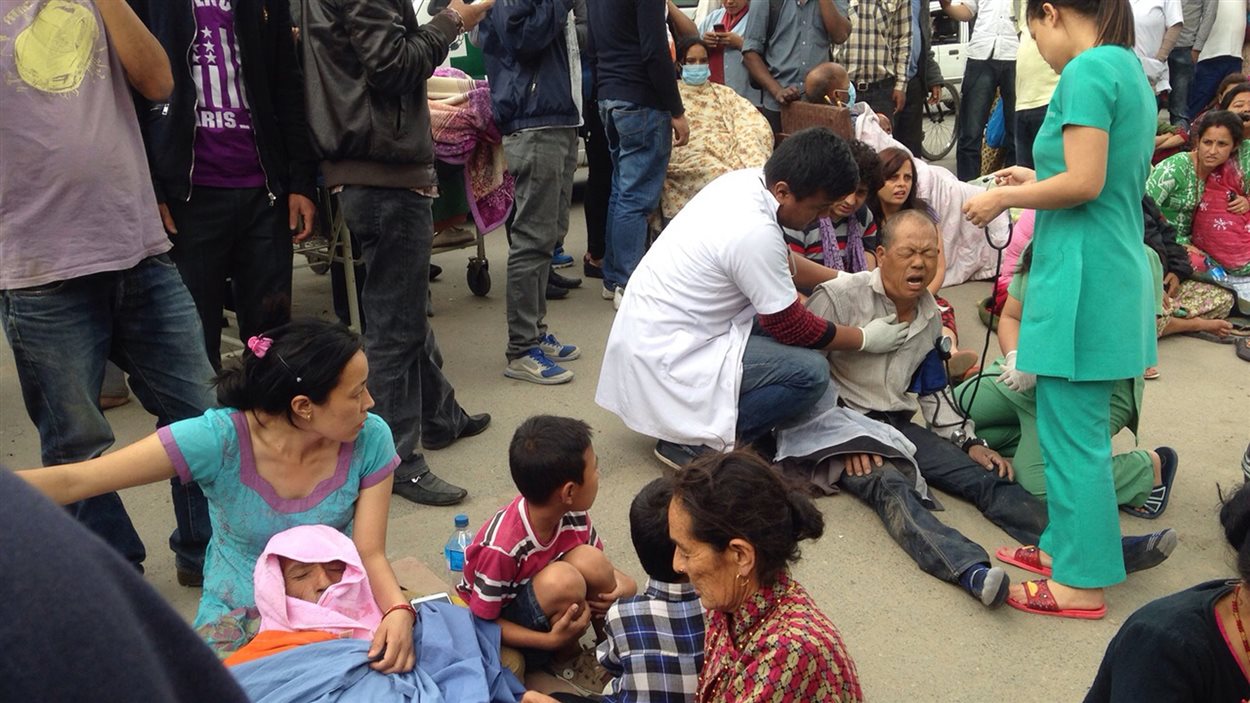Des blessés affluent devant l'hôpital de Katmandou après le séisme de magnitude 7,9.