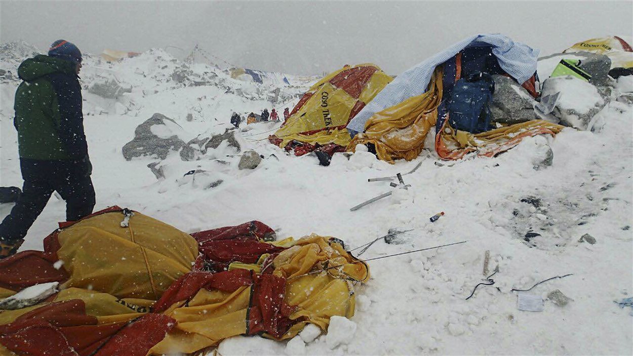 Un homme s'approche d'un site de campement après les avalanches meurtrières sur le mont Everest.