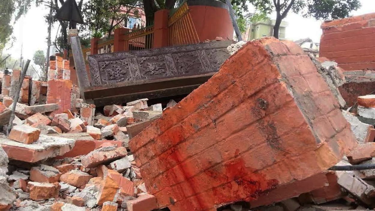 Un violent séisme a provoqué la destruction de bâtiments et fait des victimes.