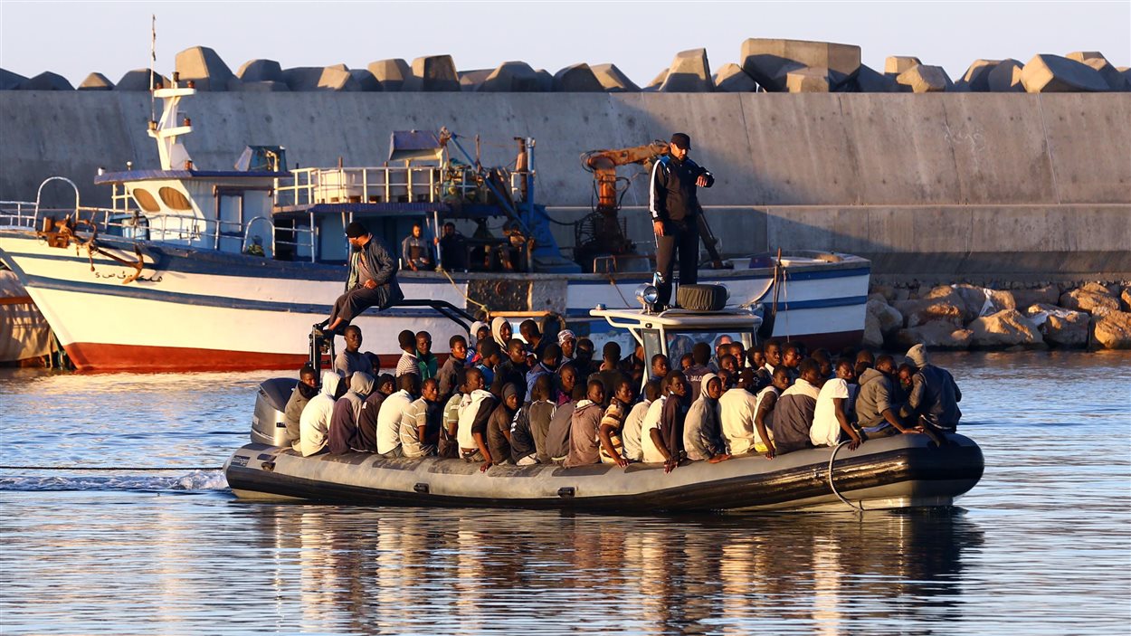 108 migrants africains subsahariens sont sauvés par la garde-côtière libyenne après que leur bateau gonflable a commencé à couler à 60 kilomètres de la capitale Tripoli le 20 novembre 2014.