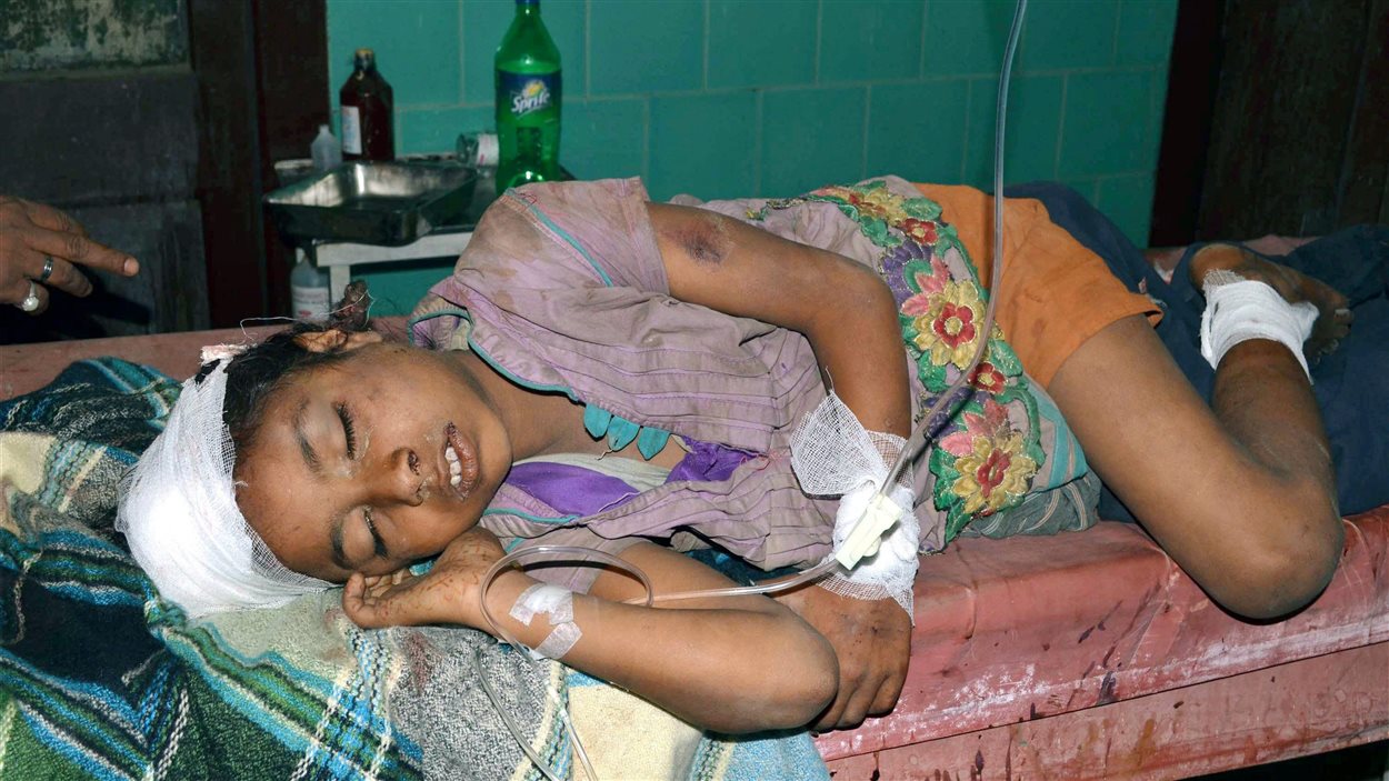 Une écolière indienne reçoit des soins à Motihari.