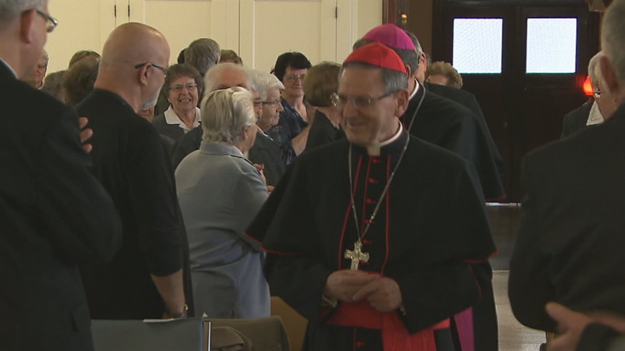 Le cardinal Angelo Amato, qui représente le pape François pour l'événement, est accueilli à Rimouski.