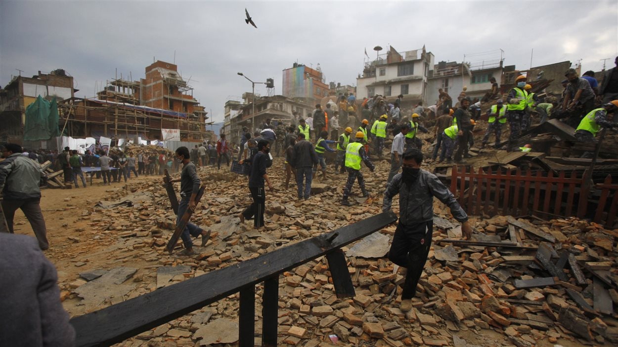 Des secouristes dans les décombres à Katmandou, après le séisme.