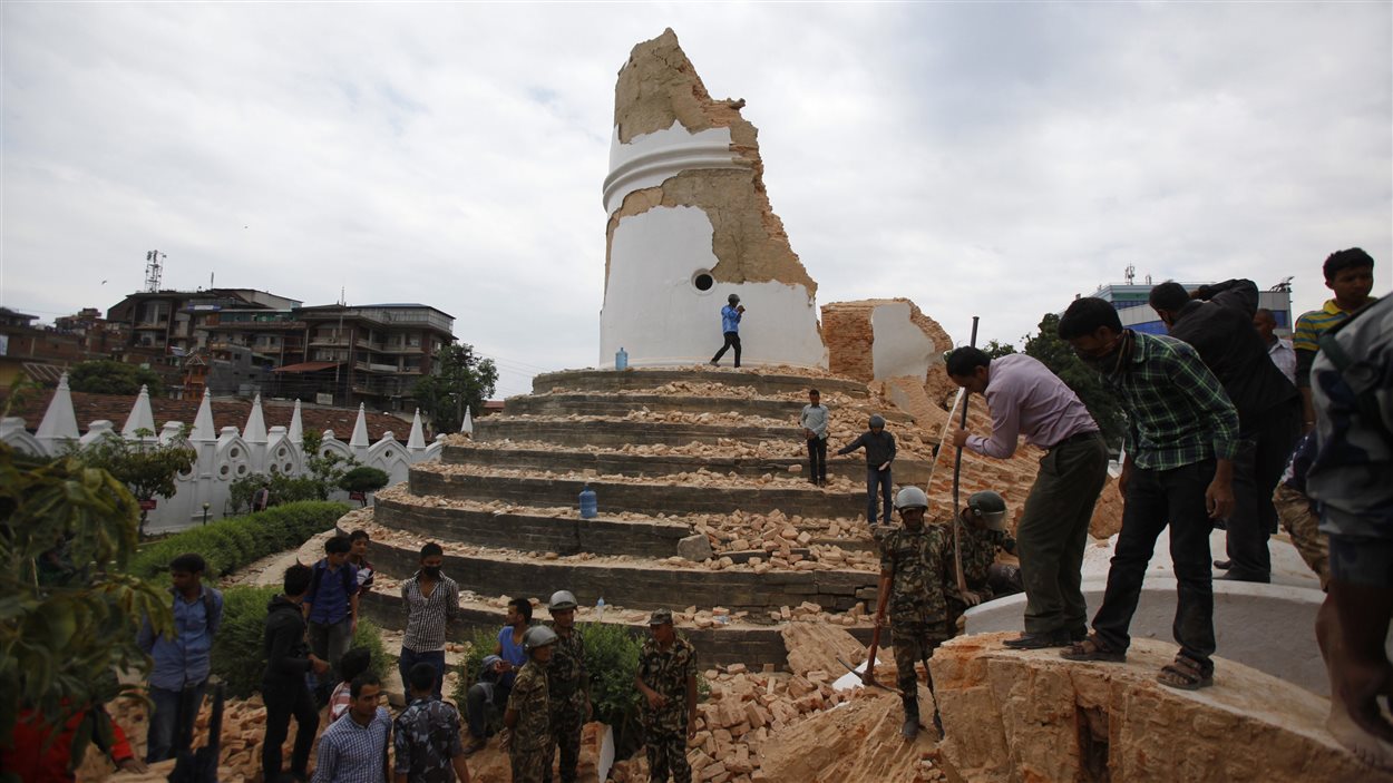 La tour Bhimsen, construite au 19e siècle, a été détruite par le séisme à Katmandou, au Népal.