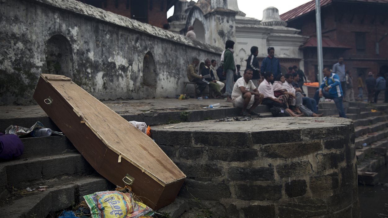 Un cercueil vide laissé sur le bord de la rivière Bagmati, à Katmandou, au Népal.