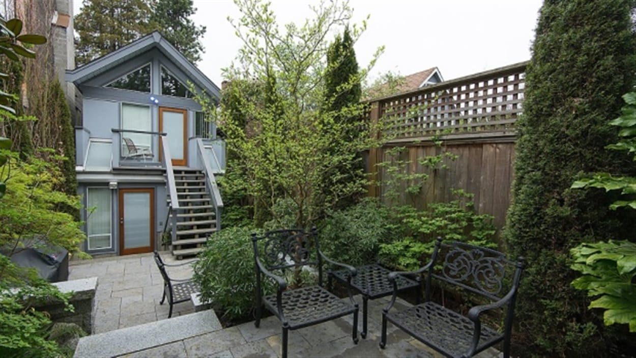 La maison mince de Vancouver qui s'est vendue 1,35 million de dollars la semaine dernière.