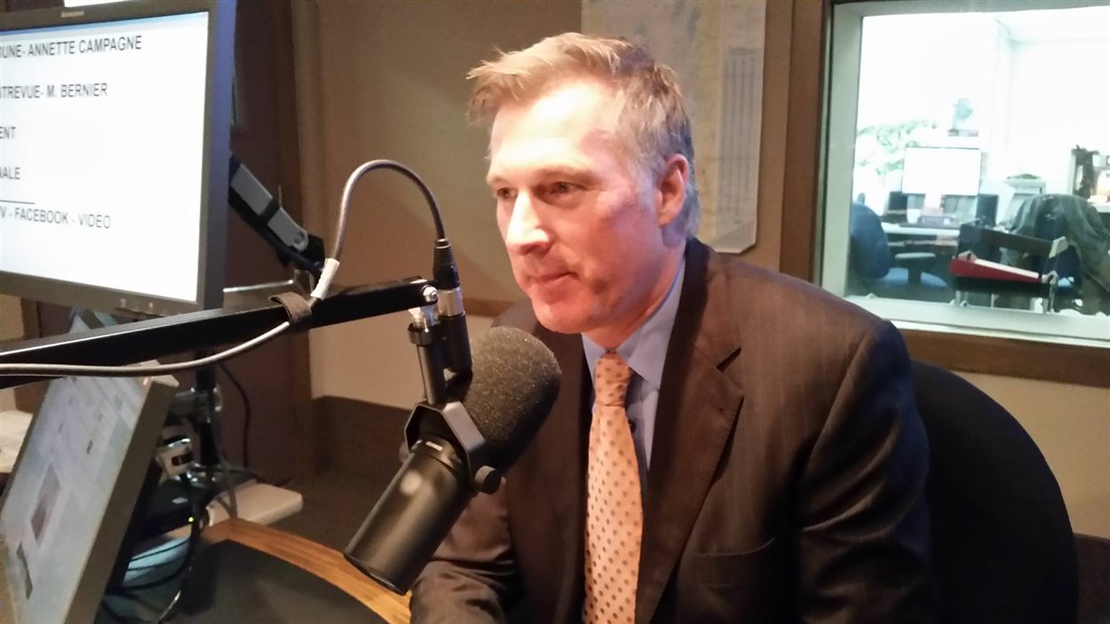 Le ministre Bernier répond aux critiques de la Fédération des communautés francophones et acadiennes sur le budget fédéral.