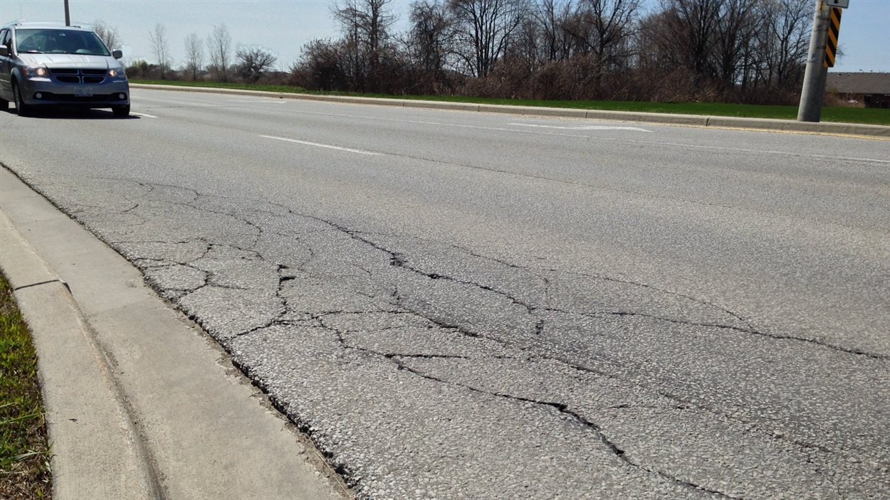 Asphalte craquée, chemin Banwell à Windsor
