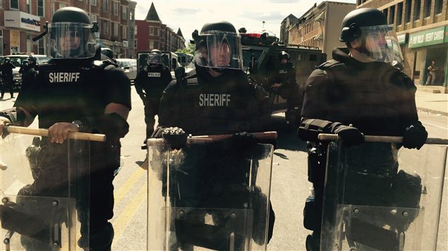 Des policiers font face aux manifestants à Baltimore.